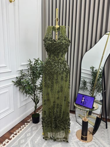 فستان سهره كلفه مزين بالتطريز والورود