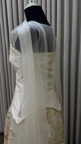 فستان ميكادو وتل كلوش مزين بالتطريز خرز ومزين بالت...