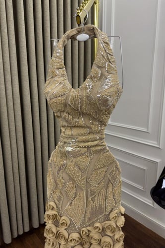 فستان سهره شك مزين بالورود البارزه والتطريز الفخم