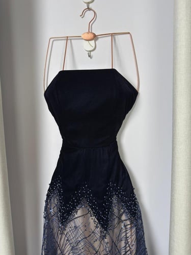 فستان سهره مخمل على تل المزين بالتطريز