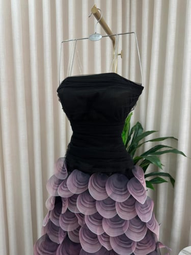 فستان سهره صدر تل المزين بالطبقات اوراق بطانه