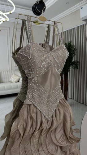 فستان سهره باربي مزين بالتطريز اليدوي وكرنكر مزين...