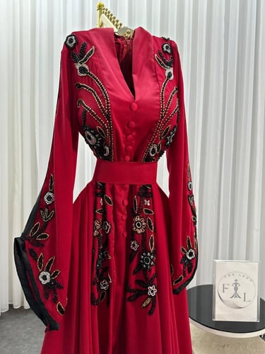 فستان لكرا كريب المزين بالتطريز اليدوي