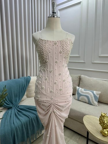 فستان سهره شيفون المزين بالتطريز اليدوي والكسرات