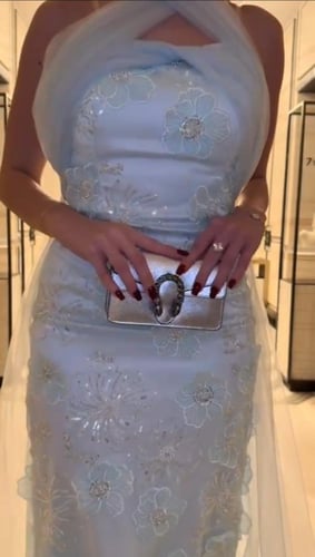 فستان سهره المزين بالورود المطرزه