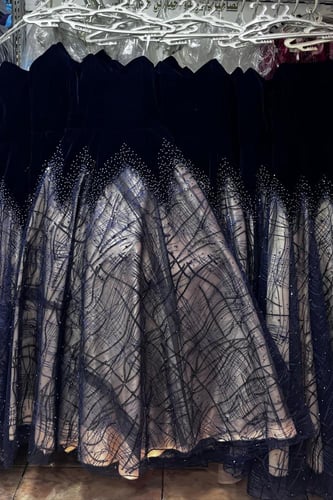 فستان سهره مخمل على تل المزين بالتطريز