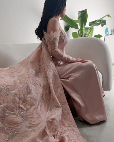 فستان ميكادو المزين بالورود والخرز