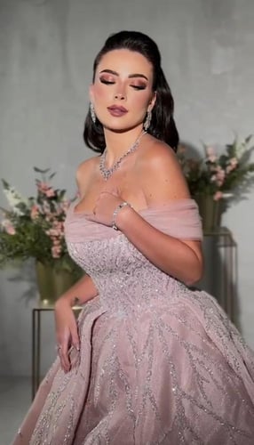 فستان ميكادو دبل كلوش المزين بالتطريز اليدوي بكثاف...