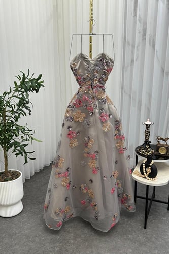 فستان سهره كلوش المزين بالتطريز