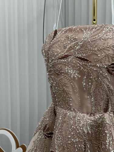 فستان سهره فخم المزين بالتطريز بشكل انيق ومتميز