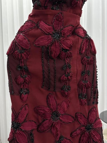 فستان سهره برغندي المزين بالورود والتطريز