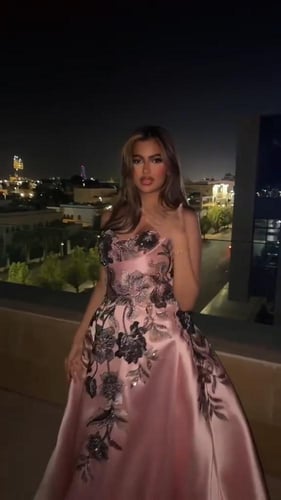 فستان ميكادو المزين بالكلفه المطرزه