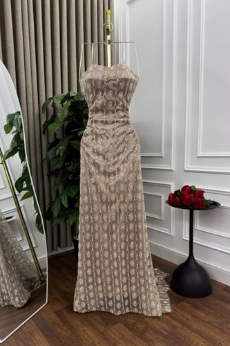 فستان سهره فخم المزين بالتطريز بشكل كثيف وانيق ومت...