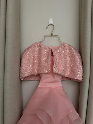 فستان اورجنزا المزين بالطبقات جاكت ترتر