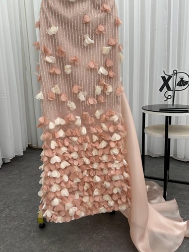 فستان سهره المزين بالكلفه المطرزه ذيل جارار