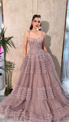 فستان سهره تل المزين بالتطريز مزين بالطبقات