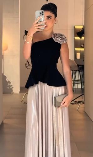 Dress with a chest of gauze decorated with a prominent flower and crinkled fabric