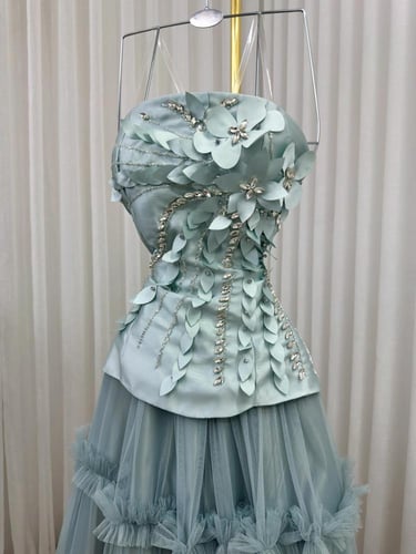 فستان سهره ميكادو المزين بالورود ليزر مزين بالتطري...