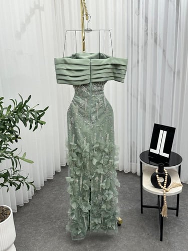 فستان سهره باربي المزين بالكلفه المطرزه والورود ال...