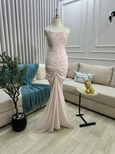 فستان سهره شيفون المزين بالتطريز اليدوي والكسرات