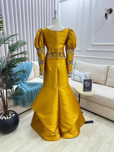 فستان ميكادو المزين بالتطريز اليدوي على القماش