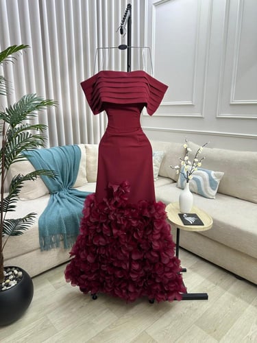 فستان سهره باربي المزين بالورود البارزه بشكل انيق...