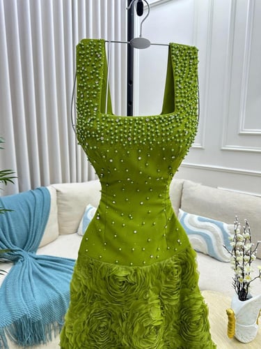 فستان باربي المزين بالتطريز لول وكلفه مورده