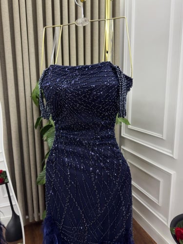 فستان سهره المزين بالتطريز والريش