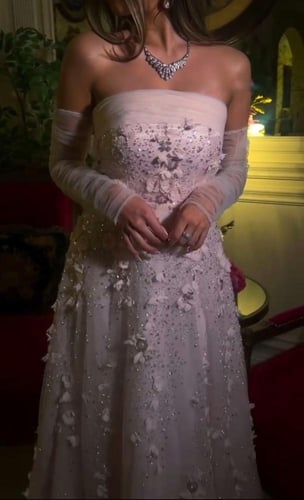 فستان سهره تل المزين بالتطريز اليدوي والورود البار...