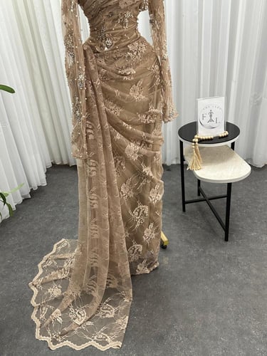 فستان سهره دانتيل المزين بالتطريز اليدوي