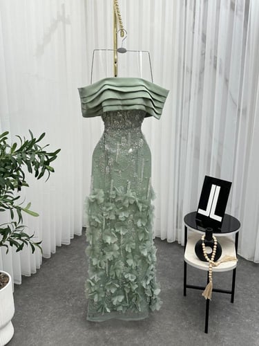 فستان سهره باربي المزين بالكلفه المطرزه والورود ال...