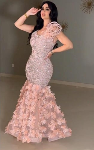 فستان سهره المزين بالتطريز والورود بشكل انيق ومتنا...