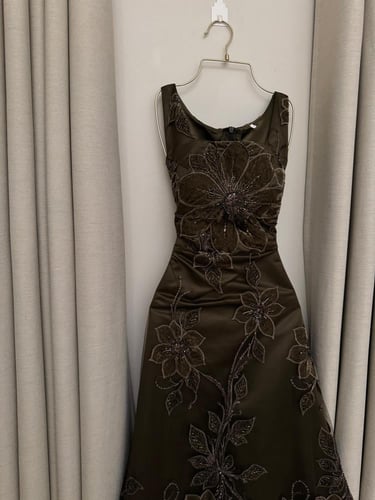 فستان سهره تل على المزين بالورود المخمليه