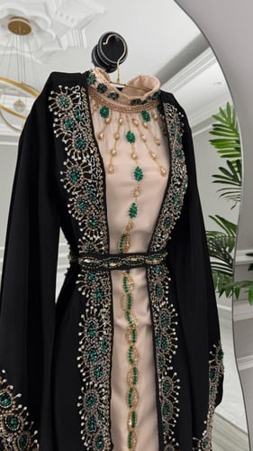 جلابيه فخمه قطعتين المزينه بالتطريز اليدوي الفخم