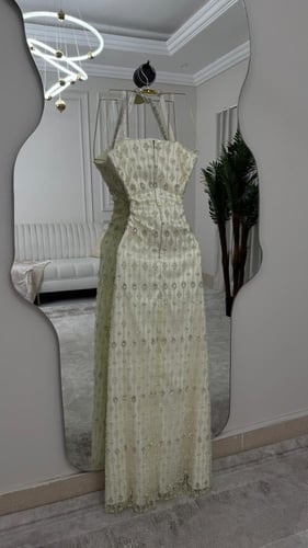 فستان سهره فخم المزين بالتطريز بشكل انيق