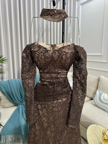 فستان سهره المزين بالكسرات