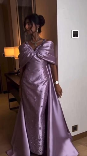 فستان ميكادو المزين بالتطريز اليدوي بشكل انيق ومتن...