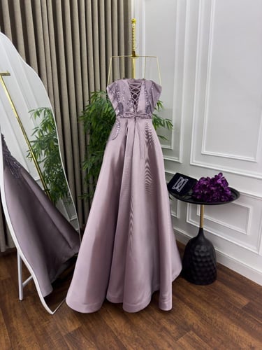 فستان سهره ميكادو المزين بالكلفه المطرزه