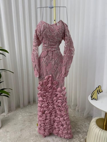 فستان سهره المزين بالتطريز والورود البارزه