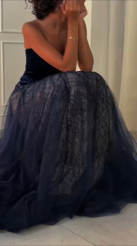 فستان سهره مخمل على تل المزين بالتطريز