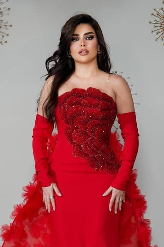 فستان باربي المزين بالتطريز اليدوي ذيل اورجنزا وتل...