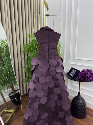 فستان ميكادو المزين اوراق ليزر والفصوص