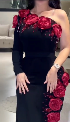 فستان سهره المزين بالورود البارزه والتطريز اليدوي...