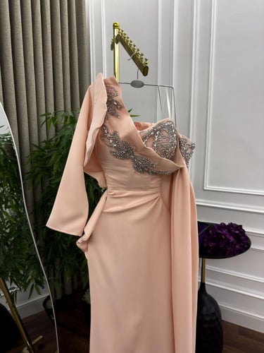 فستان باربي المزين بالتطريز اليدوي