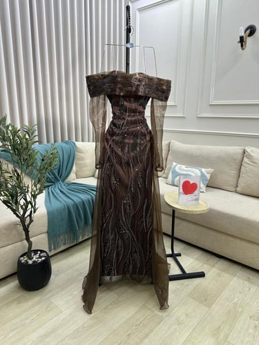 فستان سهره المزين بالتطريز ذيل اورجنزا