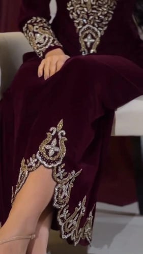 جلابيه لكرا كريب استرتش المزين بالتطريز اليدوي الف...