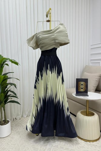 فستان ميكادو مموج مزين بالكسرات بوليسيا