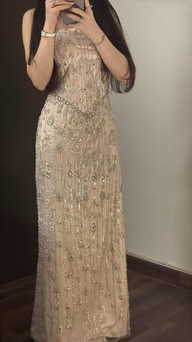 فستان سهره فخم المزين بالتطريز بشكل انيق