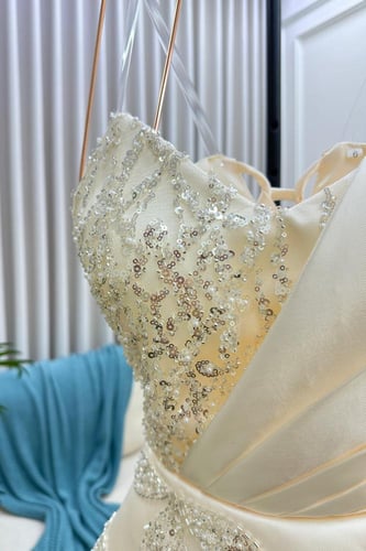 فستان سهره صدر ميكادو مزين بالتطريز وتل دبل كلوش