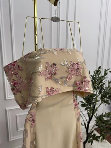 فستان باربي المزين بالتطريز ورود